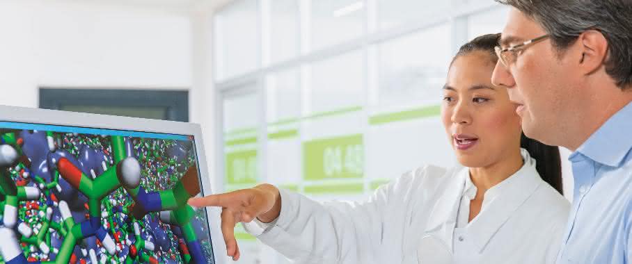 Dr. Fangfang Chu und Dr. Eduard Schreiner diskutieren über die Computersimulation einer Mikroverkapselung (Bild: BASF) Dr. Fangfang Chu und Dr. Eduard Schreiner diskutieren
