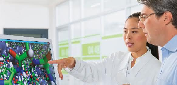 Dr. Fangfang Chu und Dr. Eduard Schreiner diskutieren über die Computersimulation einer Mikroverkapselung (Bild: BASF) Dr. Fangfang Chu und Dr. Eduard Schreiner diskutieren