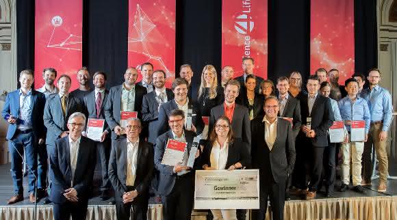 Die Gewinner des Science4Life Venture Cup 2017 und Gewinner des Science4Life Energy Cup mit den Schirmherren der Initiative. (Bild: obs/Science4Life e.V.)