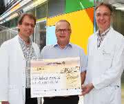 Symbolische Geldübergabe: Dr. Aram Prokop, Johan van der Eeken, Prof. Dr. Michael Weiß (von links). (Bild: Klinken Köln/Rütten) Symbolische Geldübergabe