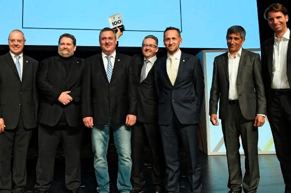 Geschäftsführer Daniel Huber (mit Trophäe) und sein Team