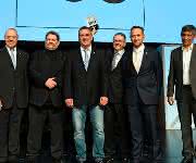 Geschäftsführer Daniel Huber (mit Trophäe) und sein Team