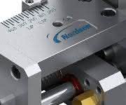 An nur einem Punkt lässt sich der Extrusionsspalt bei der Plattenproduktion einstellen. (Bild: Nordson) An nur einem Punkt lässt sich der Extrusionsspalt bei der Plattenproduktion einstellen. (Bild: Nordson)