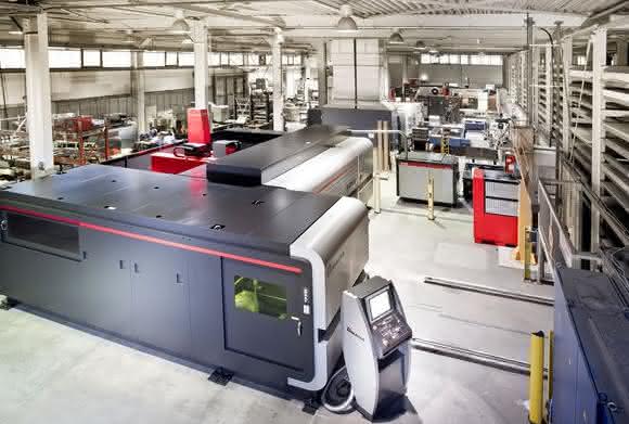 Produktionshalle Produktionshalle mit Blechbearbeitungsmaschine zum Laserschneiden