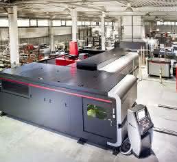 Produktionshalle mit Blechbearbeitungsmaschine zum Laserschneiden