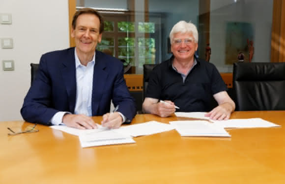 Vertragsunterzeichnung Robert Friel, CEO von PerkinElmer, und Prof. Dr. med, Winfried Stöcker, Vorstandsvorsitzender von Euroimmun