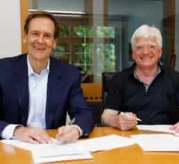Vertragsunterzeichnung Robert Friel, CEO von PerkinElmer, und Prof. Dr. med, Winfried Stöcker, Vorstandsvorsitzender von Euroimmun
