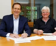 Vertragsunterzeichnung Robert Friel, CEO von PerkinElmer, und Prof. Dr. med, Winfried Stöcker, Vorstandsvorsitzender von Euroimmun
