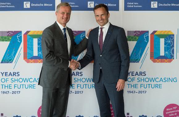 Dr. Wolfram von Fritsch (li) und Dr. Jochen Köckler (re). Dr. Wolfram von Fritsch (li) übergibt den Vorsitz der Deutschen Messe an Dr. Jochen Köckler (re).