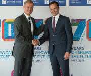 Dr. Wolfram von Fritsch (li) übergibt den Vorsitz der Deutschen Messe an Dr. Jochen Köckler (re).