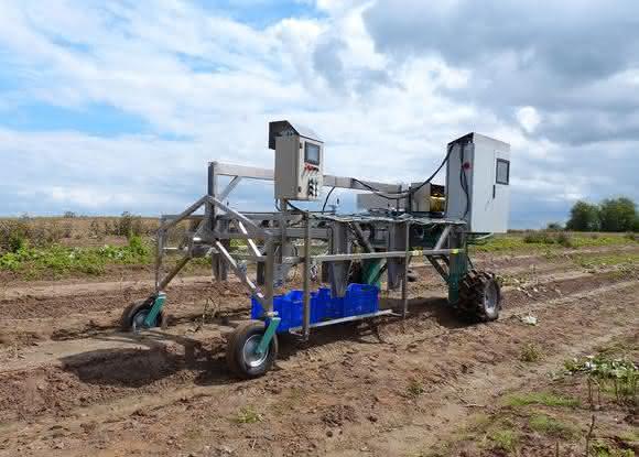Der Roboter des Projekts „Green asparagus harvesting robotic system“ (Garotics) kann rund um die Uhr auf dem Feld grünen Spargel ernten. (Fotos: Hepco Motion)