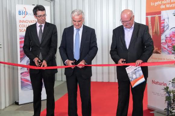 Band-Durchschneiden zur Eröffnung der neuen Produktionsanlage