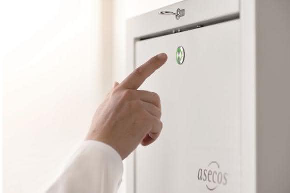 Durch ein elektromotorisches Schließsystem lässt sich der Vertikalauszug leicht per Knopfdruck öffnen und schließen. Durch ein elektromotorisches Schließsystem lässt sich der Vertikalauszug leicht per Knopfdruck öffnen und schließen.
