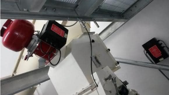 Das System kann in jeder beliebigen Lage eingebaut werden und eignet sich auch für ungünstige Platzverhältnisse – hier an einer Hammermühle in der Pharmaproduktion.