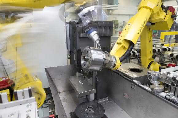 Entgraten mit Roboter: Feintool entgratet Roboter-unterstützt Entgraten mit Roboter: Feintool entgratet Roboter-unterstützt