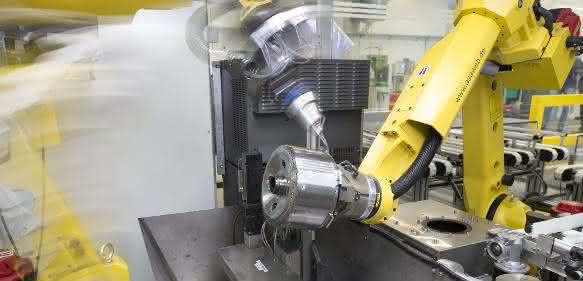 Entgraten mit Roboter: Feintool entgratet Roboter-unterstützt