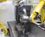 Entgraten mit Roboter: Feintool entgratet Roboter-unterstützt Entgraten mit Roboter: Feintool entgratet Roboter-unterstützt