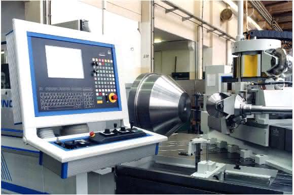 CNC-Metalldrückmaschine bei Helmut Rübsamen