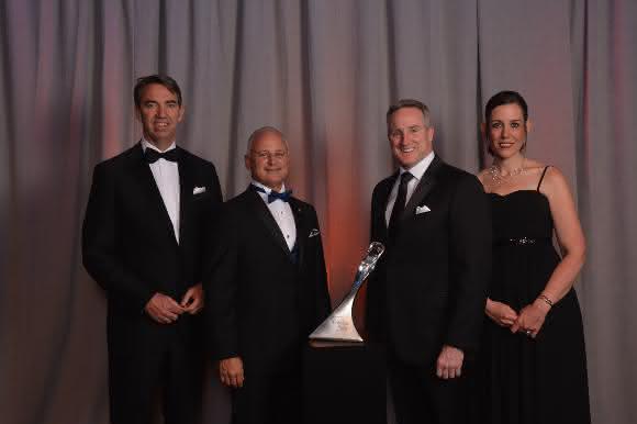 Dr. Till Reuter, Larence L. Drake, Dave Drouillard, Kathy Worthen GM zeichnet Kuka Systems aus - Supplier of the Year