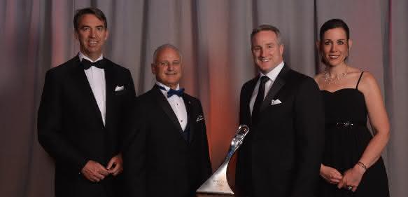 Dr. Till Reuter, Larence L. Drake, Dave Drouillard, Kathy Worthen GM zeichnet Kuka Systems aus - Supplier of the Year