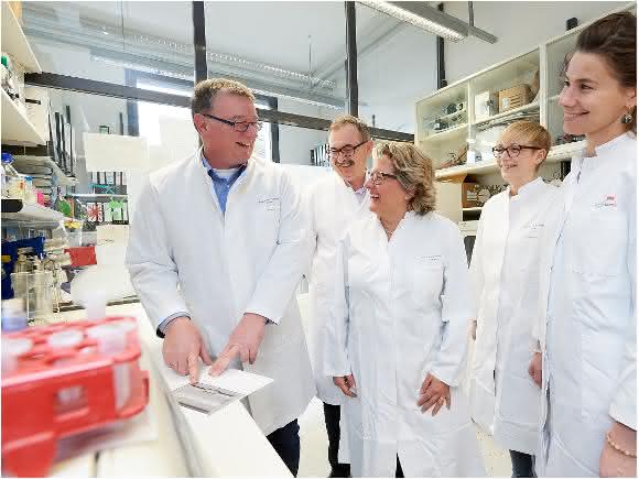 Prof. Dr. Andreas Zimmer (links) und die nordrhein-westfälische Wissenschaftsministerin Svenja Schulze (Mitte) im Labor des Instituts für Molekulare Psychiatrie der Universität Bonn (© Foto: Volker Lannert/Uni Bonn).