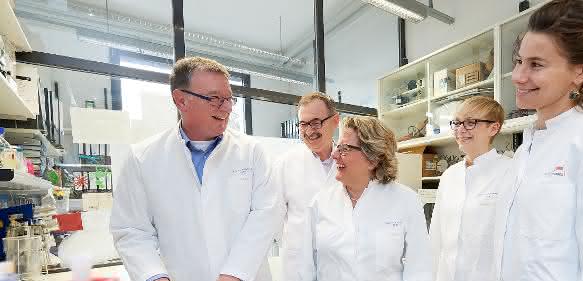 Prof. Dr. Andreas Zimmer (links) und die nordrhein-westfälische Wissenschaftsministerin Svenja Schulze (Mitte) im Labor des Instituts für Molekulare Psychiatrie der Universität Bonn (© Foto: Volker Lannert/Uni Bonn).