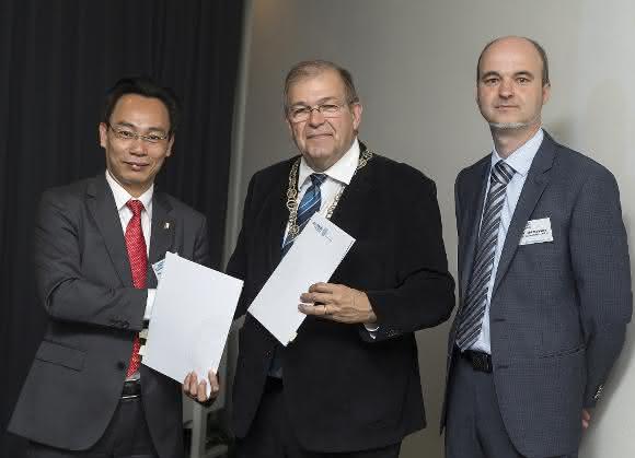 Unterzeichnung der Kooperationsverträge zwischen den Hauptpartnern des RoHan-Projektes, Rektor der Universität Rostock, Prof. Wolfgang Schareck (Bildmitte), und Präsident der Hanoi University of Science and Technology, Prof. Dr. Hoang Minhson (li), sowie Projektkoordinator Dr. Dirk Hollmann (Foto: Uni Rostock/ITMZ).