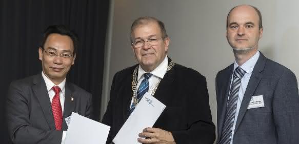 Unterzeichnung der Kooperationsverträge zwischen den Hauptpartnern des RoHan-Projektes, Rektor der Universität Rostock, Prof. Wolfgang Schareck (Bildmitte), und Präsident der Hanoi University of Science and Technology, Prof. Dr. Hoang Minhson (li), sowie Projektkoordinator Dr. Dirk Hollmann (Foto: Uni Rostock/ITMZ).