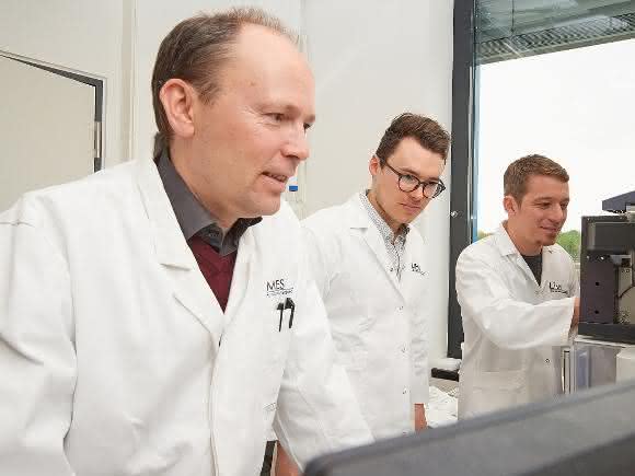 Im Labor (von links): Prof. Dr. Joachim Schultze, Patrick Günther und Dr. Andreas Schlitzer vom LIMES-Institut der Universität Bonn (© Foto: Volker Lannert/Uni Bonn).