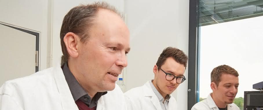 Im Labor (von links): Prof. Dr. Joachim Schultze, Patrick Günther und Dr. Andreas Schlitzer vom LIMES-Institut der Universität Bonn (© Foto: Volker Lannert/Uni Bonn). Im Labor (von links): Prof. Dr. Joachim Schultze, Patrick Günther und Dr. Andreas Schlitzer vom LIMES-Institut der Universität Bonn (© Foto: Volker Lannert/Uni Bonn).