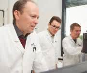 Im Labor (von links): Prof. Dr. Joachim Schultze, Patrick Günther und Dr. Andreas Schlitzer vom LIMES-Institut der Universität Bonn (© Foto: Volker Lannert/Uni Bonn).