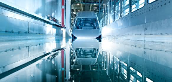 Lackierung im Tauchbad: Industrielle Wässer und Lacke lassen sich mit Elektroimpulsen entkeimen. (Foto: Eisenmann)