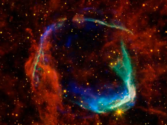 Das internationale Astronomen-Team entdeckte in dem Supernovarüberrest RCW 86 erstmals ein Doppelstern-System aus einem Neutronenstern und einem sonnenähnlichen Stern. (© NASA/JPL-Caltech/UCLA) Das internationale Astronomen-Team entdeckte in dem Supernovarüberrest RCW 86 erstmals ein Doppelstern-System aus einem Neutronenstern und einem sonnenähnlichen Stern. (© NASA/JPL-Caltech/UCLA)