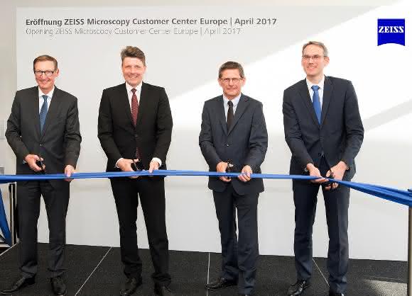 Von links: Justus Felix Wehmer, Leiter des Unternehmensbereichs Microscopy, Prof. Dr. Ralf B. Wehrspohn, Leiter des Fraunhofer-Instituts für Mikrostruktur von Werkstoffen und Systemen (IMWS, Halle), Dr. Michael Kaschke, Vorstandsvorsitzender der Carl Zeiss AG, und Dr. Markus Weber, Leiter des Unternehmensbereichs Microscopy, eröffneten das Zeiss Microscopy Customer Center Europe. Von links: Justus Felix Wehmer, Leiter des Unternehmensbereichs Microscopy, Prof. Dr. Ralf B. Wehrspohn, Leiter des Fraunhofer-Instituts für Mikrostruktur von Werkstoffen und Systemen (IMWS, Halle), Dr. Michael Kaschke, Vorstandsvorsitzender der Carl Zeiss AG, und Dr. Markus Weber, Leiter des Unternehmensbereichs Microscopy, eröffneten das Zeiss Microscopy Customer Center Europe.