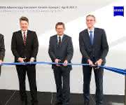 Von links: Justus Felix Wehmer, Leiter des Unternehmensbereichs Microscopy, Prof. Dr. Ralf B. Wehrspohn, Leiter des Fraunhofer-Instituts für Mikrostruktur von Werkstoffen und Systemen (IMWS, Halle), Dr. Michael Kaschke, Vorstandsvorsitzender der Carl Zeiss AG, und Dr. Markus Weber, Leiter des Unternehmensbereichs Microscopy, eröffneten das Zeiss Microscopy Customer Center Europe.