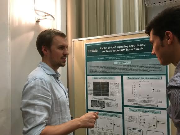 Erstautor Jan Gundlach, Abteilung Allgemeine Mikrobiologie des Instituts für Mikrobiologie und Genetik, präsentiert die Ergebnisse.