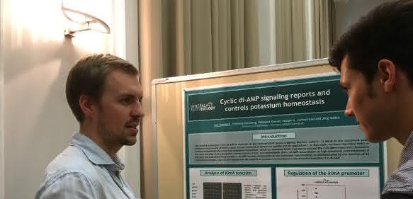 Erstautor Jan Gundlach, Abteilung Allgemeine Mikrobiologie des Instituts für Mikrobiologie und Genetik, präsentiert die Ergebnisse.