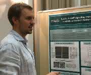 Erstautor Jan Gundlach, Abteilung Allgemeine Mikrobiologie des Instituts für Mikrobiologie und Genetik, präsentiert die Ergebnisse.