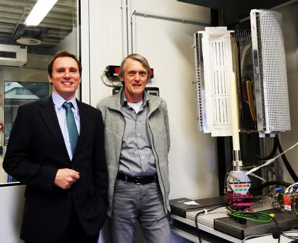 Dr. L.G.J. de Haart und Dipl-Chem. Severin Foit vor einem Teststand für Hochtemperaturfestoxidzellen. (Copyright: Forschungszentrum Jülich / Regine Panknin)