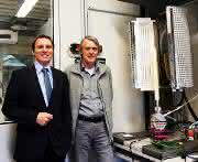 Dr. L.G.J. de Haart und Dipl-Chem. Severin Foit vor einem Teststand für Hochtemperaturfestoxidzellen. (Copyright: Forschungszentrum Jülich / Regine Panknin) Dr. L.G.J. de Haart und Dipl-Chem. Severin Foit vor einem Teststand für Hochtemperaturfestoxidzellen. (Copyright: Forschungszentrum Jülich / Regine Panknin)