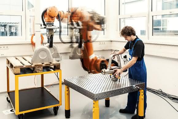 Kollaboration mit dem Großroboter Kollaboration mit dem Großroboter