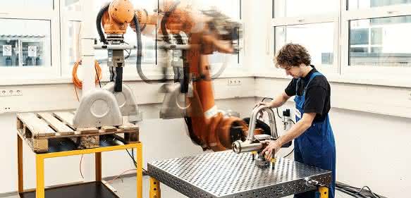 Kollaboration mit dem Großroboter Kollaboration mit dem Großroboter