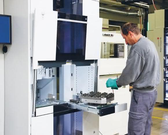im Roboter integrierte Beladestation im Roboter integrierte Beladestation