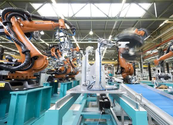 Mit Robotern automatisierte Anlage zum Schweißen Mit Robotern automatisierte Anlage zum Schweißen