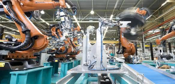 Mit Robotern automatisierte Anlage zum Schweißen Mit Robotern automatisierte Anlage zum Schweißen