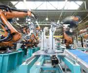 Mit Robotern automatisierte Anlage zum Schweißen Mit Robotern automatisierte Anlage zum Schweißen