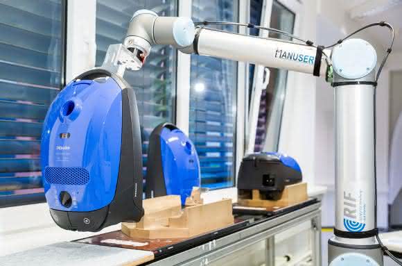 Roboter nimmt den Staubsauger