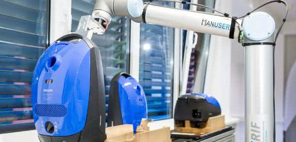 Roboter nimmt den Staubsauger