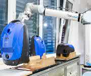Roboter nimmt den Staubsauger Roboter nimmt den Staubsauger