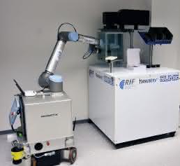 Roboter fährt unterschiedliche Arbeitsplätze autonom an